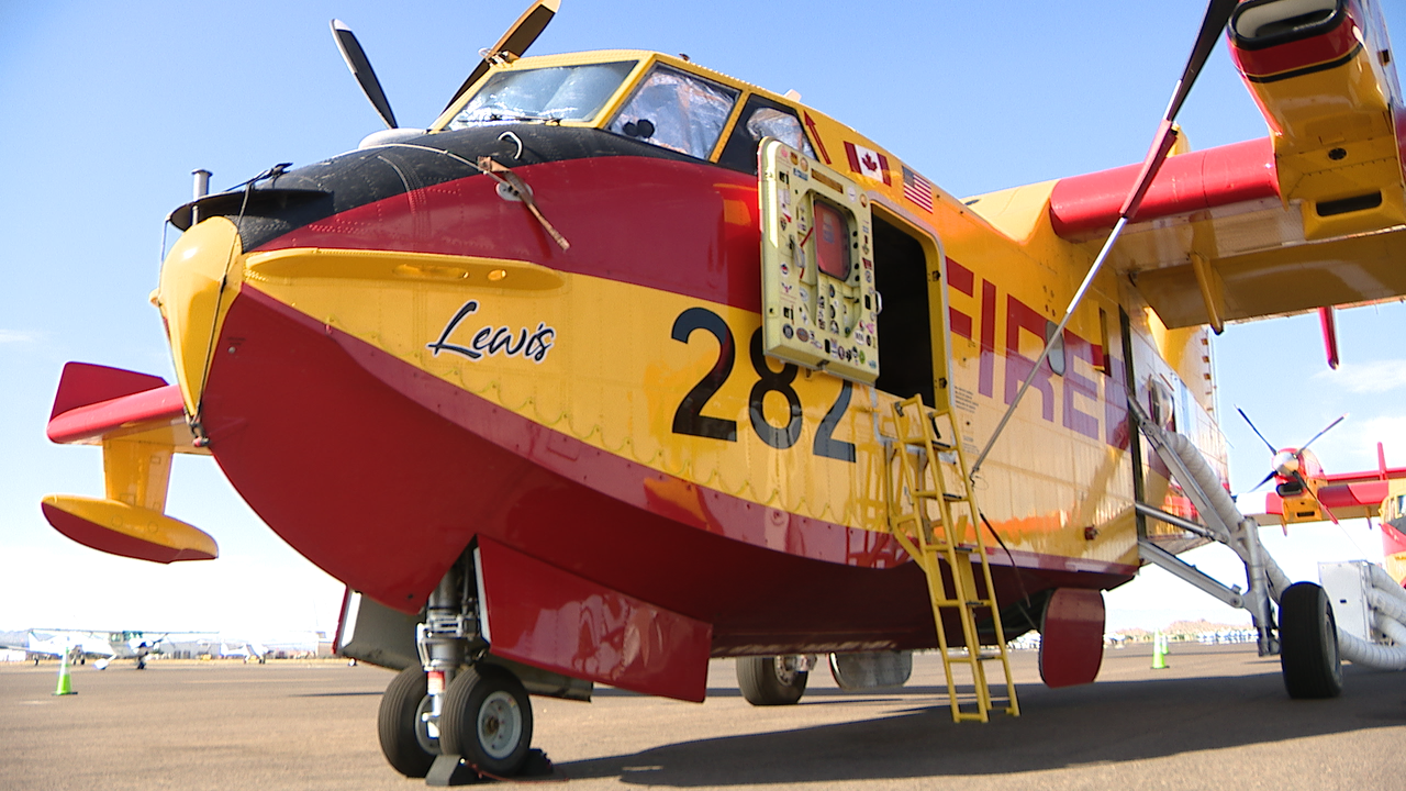 ツダジグ Buster 165 Buster-X 190 Bomber 245 A look inside the Super Scooper planes dropping 6,000 gallons of